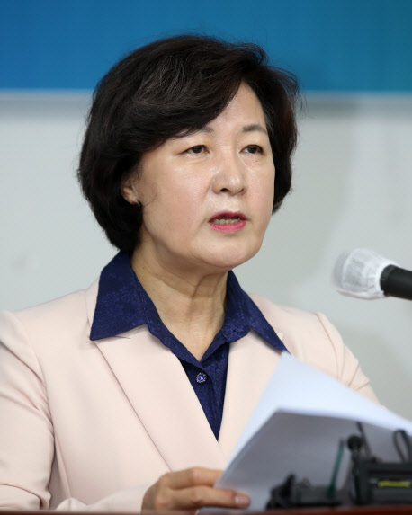 추미애 전 법무부 장관이 지난달 16일 광주시의회에서 기자회견하고 있다. 연합뉴스